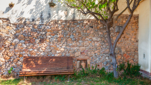 Maison de style semi-rustique à vendre à Bellcaire avec jardin, piscine et vue sur l'Empordà.
