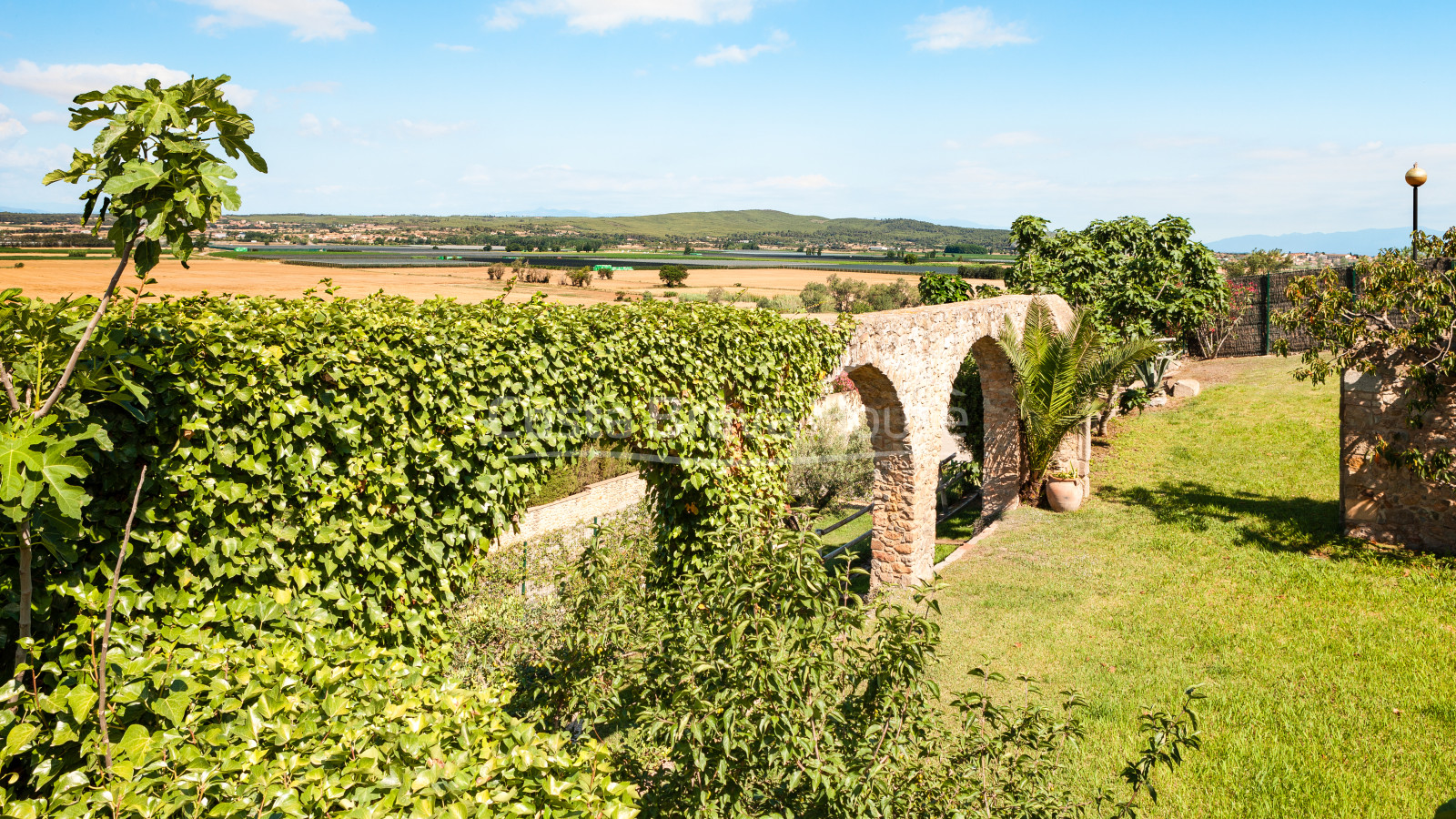 Casa semirústica en venta en Bellcaire con jardín, piscina y preciosas vistas al Empordà