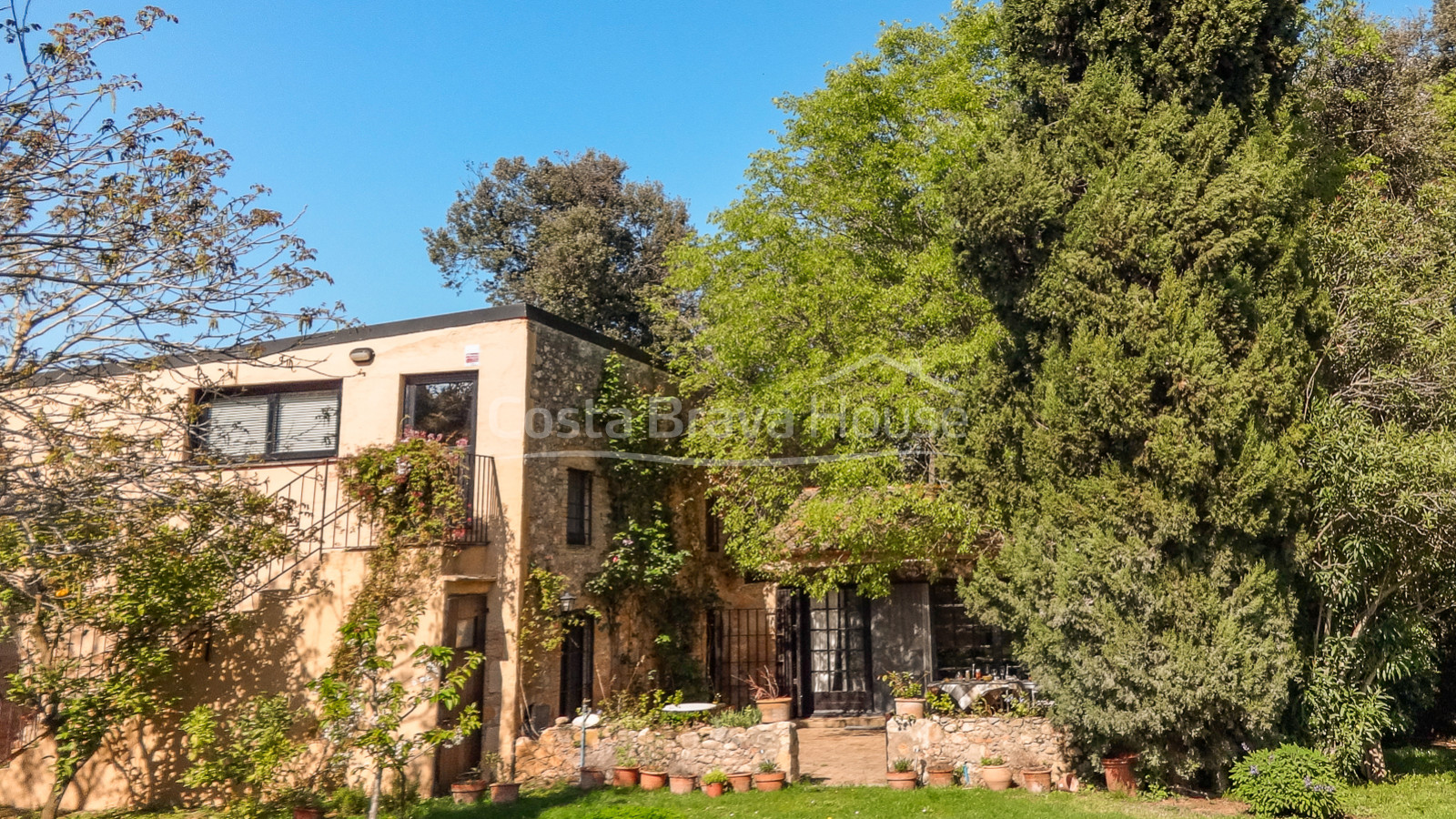 Casa de pedra amb més de 1.000 m² de jardí en venda a les afores de Ventalló, a l'Alt Empordà