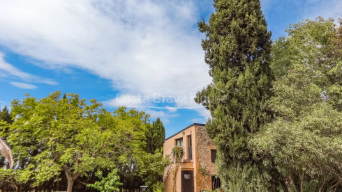 Casa de pedra amb més de 1.000 m² de jardí en venda a les afores de Ventalló, a l'Alt Empordà