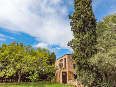Stone house with 1.000 m² of garden for sale in Ventalló, a small village in the Alt Empordà