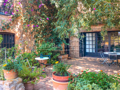 Casa de piedra con más de 1.000 m² de jardín en venta en las afueras de Ventalló, en el Alt Empordà