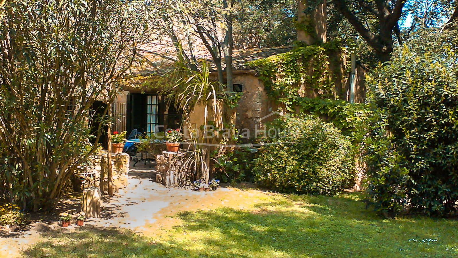Casa de piedra con más de 1.000 m² de jardín en venta en las afueras de Ventalló, en el Alt Empordà
