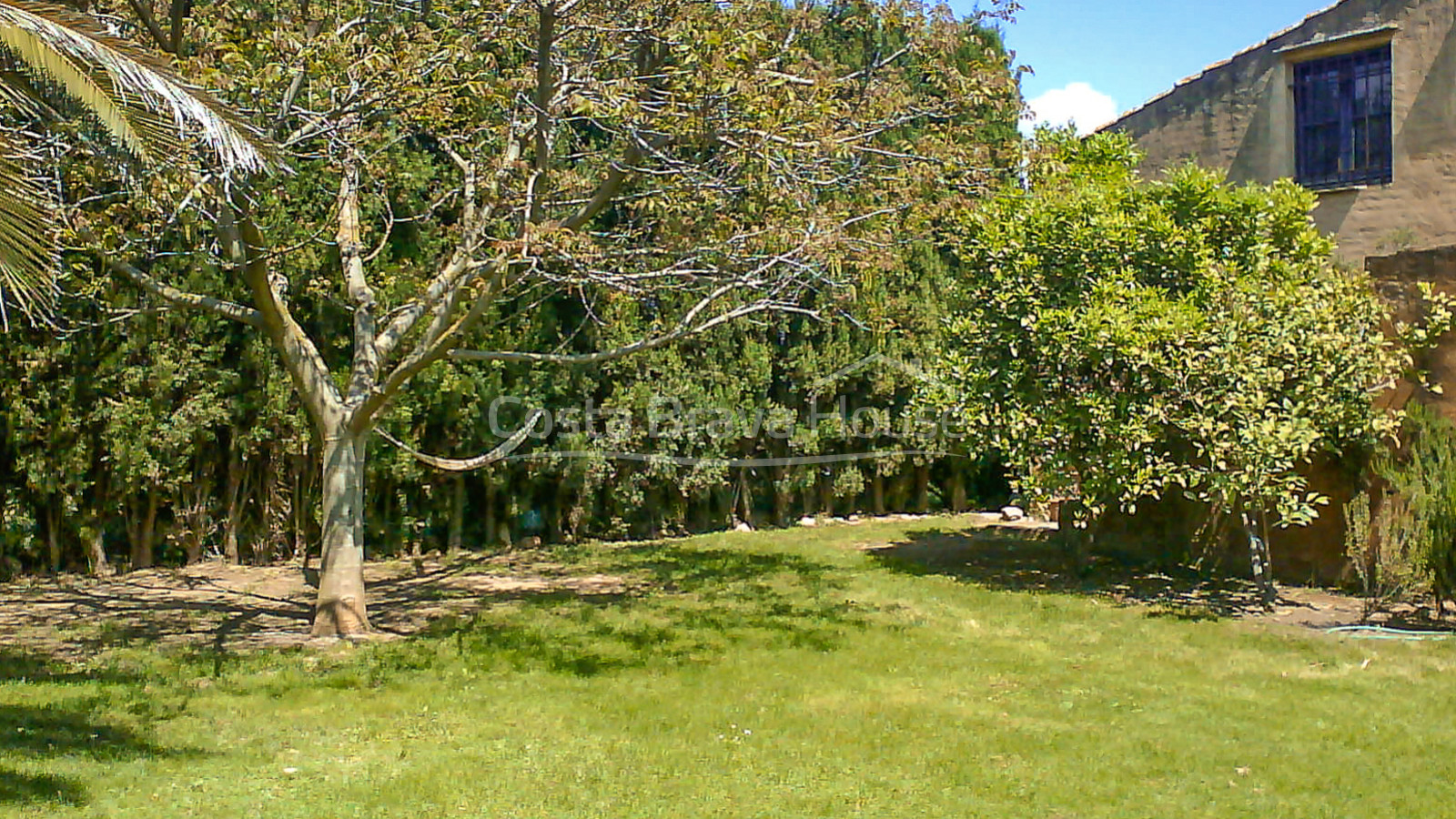 Casa de pedra amb més de 1.000 m² de jardí en venda a les afores de Ventalló, a l'Alt Empordà