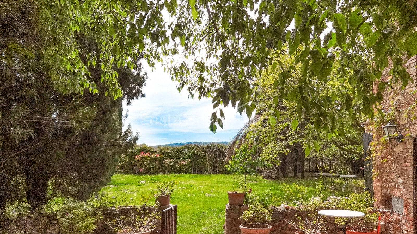 Casa de piedra con más de 1.000 m² de jardín en venta en las afueras de Ventalló, en el Alt Empordà