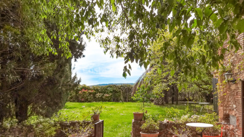 Stone house with 1.000 m² of garden for sale in Ventalló, a small village in the Alt Empordà