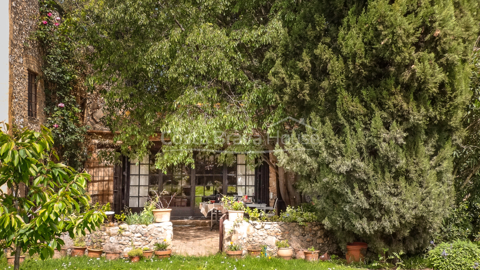 Casa de pedra amb més de 1.000 m² de jardí en venda a les afores de Ventalló, a l'Alt Empordà