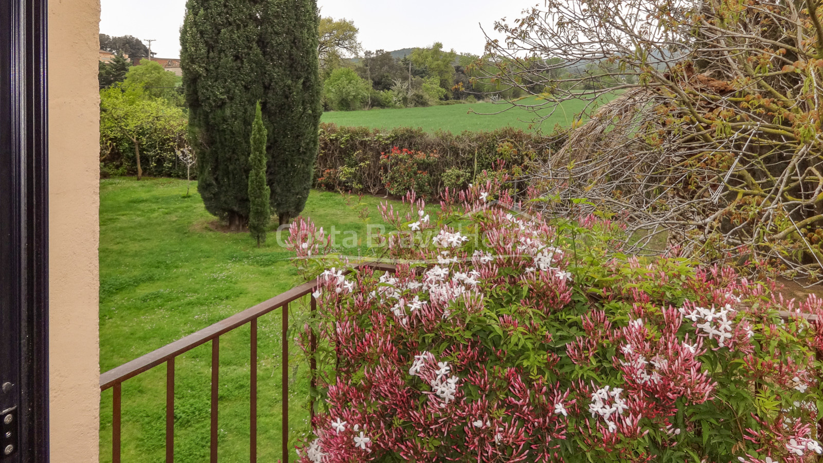 Casa de piedra con más de 1.000 m² de jardín en venta en las afueras de Ventalló, en el Alt Empordà