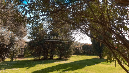 Casa de pedra amb més de 1.000 m² de jardí en venda a les afores de Ventalló, a l'Alt Empordà