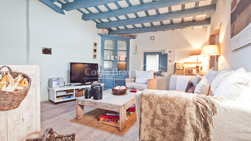 Acogedora casa rústica de piedra toda rehabilitada en venta en Ullastret, con piscina y terraza