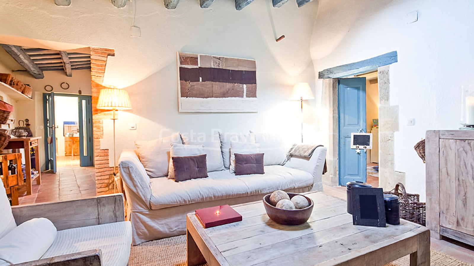 Confortable maison rustique en pierre rénovée à vendre à Ullastret, avec piscine et terrasse