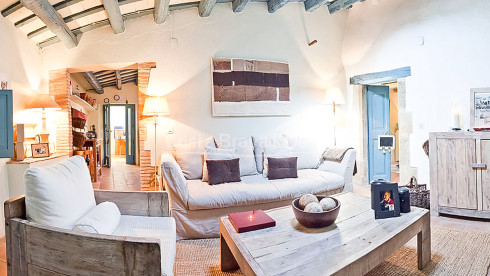 Acogedora casa rústica de piedra toda rehabilitada en venta en Ullastret, con piscina y terraza