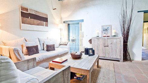 Acogedora casa rústica de piedra toda rehabilitada en venta en Ullastret, con piscina y terraza