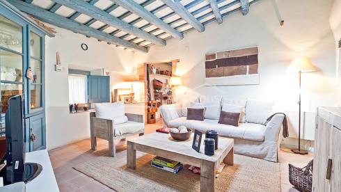 Confortable maison rustique en pierre rénovée à vendre à Ullastret, avec piscine et terrasse