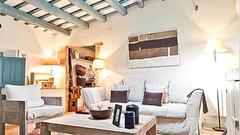 Acogedora casa rústica de piedra toda rehabilitada en venta en Ullastret, con piscina y terraza