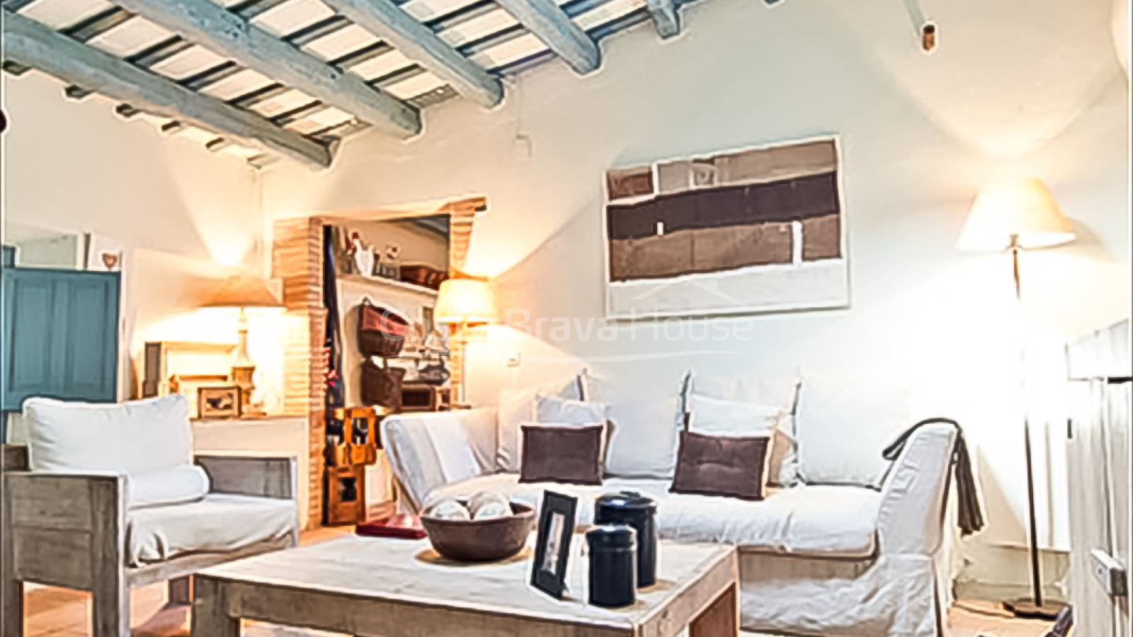 Confortable maison rustique en pierre rénovée à vendre à Ullastret, avec piscine et terrasse