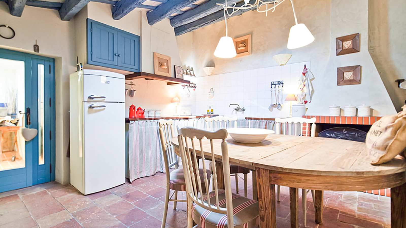 Confortable maison rustique en pierre rénovée à vendre à Ullastret, avec piscine et terrasse