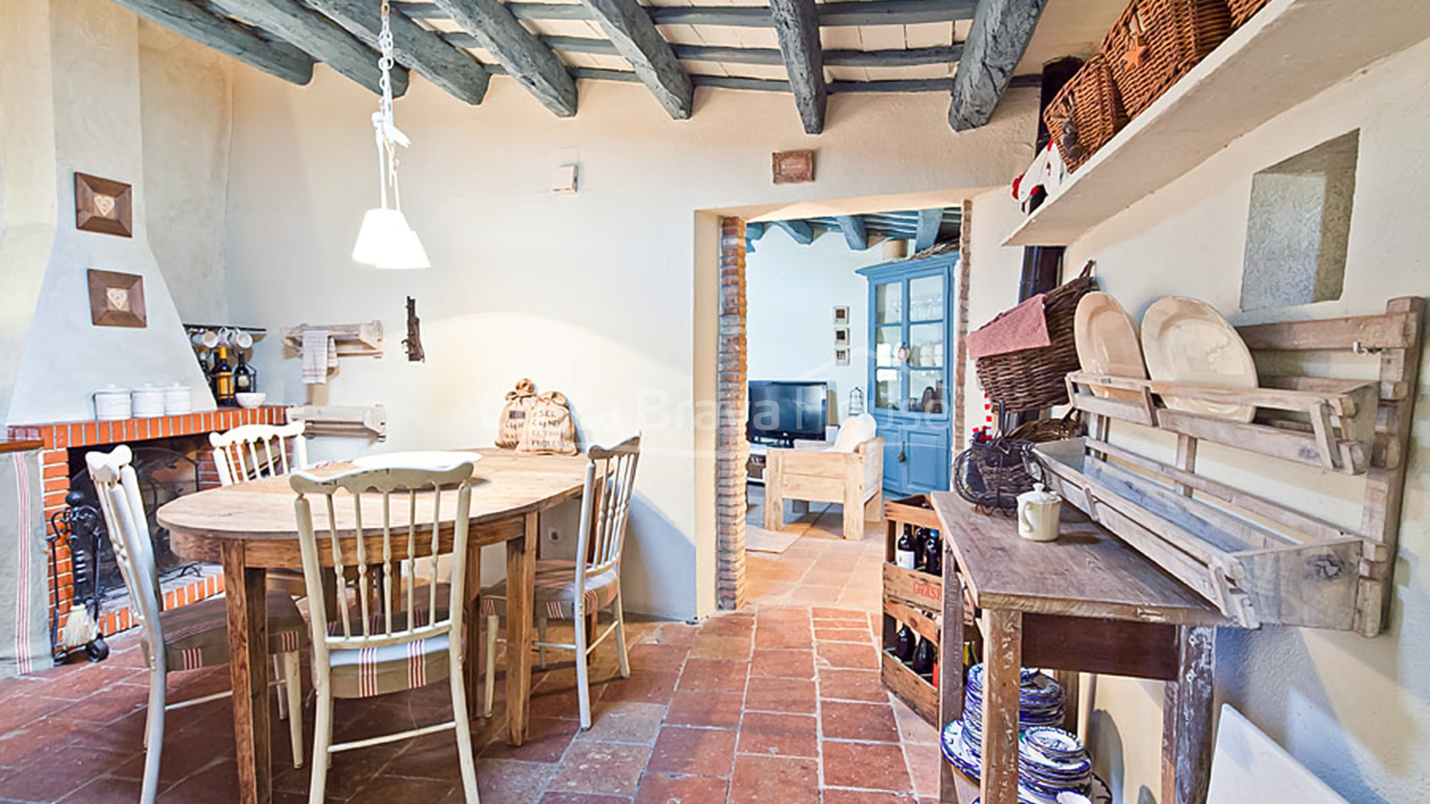 Confortable maison rustique en pierre rénovée à vendre à Ullastret, avec piscine et terrasse