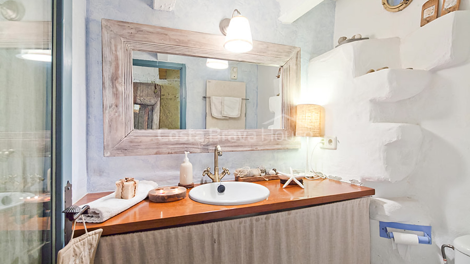 Acogedora casa rústica de piedra toda rehabilitada en venta en Ullastret, con piscina y terraza