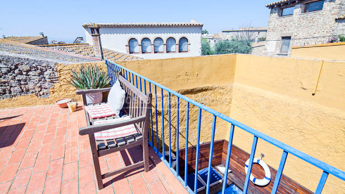 Confortable maison rustique en pierre rénovée à vendre à Ullastret, avec piscine et terrasse