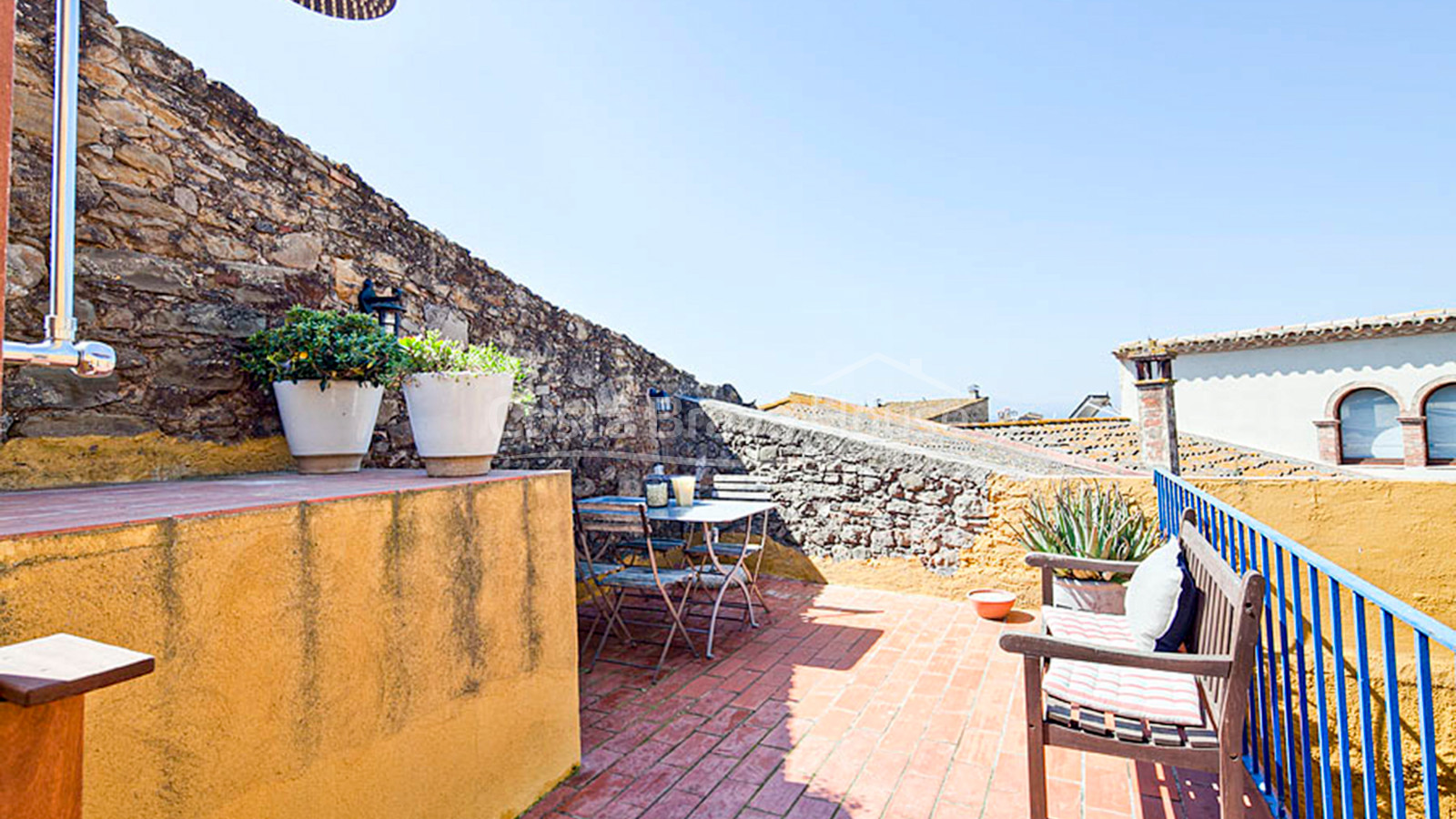 Confortable maison rustique en pierre rénovée à vendre à Ullastret, avec piscine et terrasse