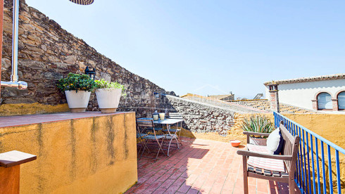 Confortable maison rustique en pierre rénovée à vendre à Ullastret, avec piscine et terrasse