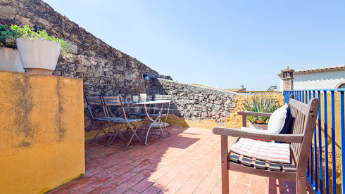 Acogedora casa rústica de piedra toda rehabilitada en venta en Ullastret, con piscina y terraza