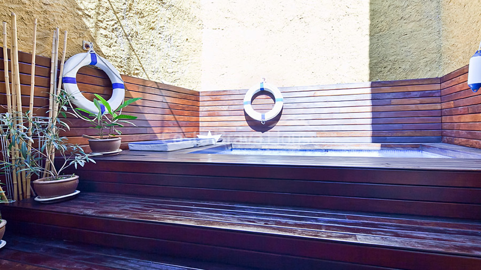 Confortable maison rustique en pierre rénovée à vendre à Ullastret, avec piscine et terrasse