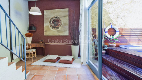 Confortable maison rustique en pierre rénovée à vendre à Ullastret, avec piscine et terrasse