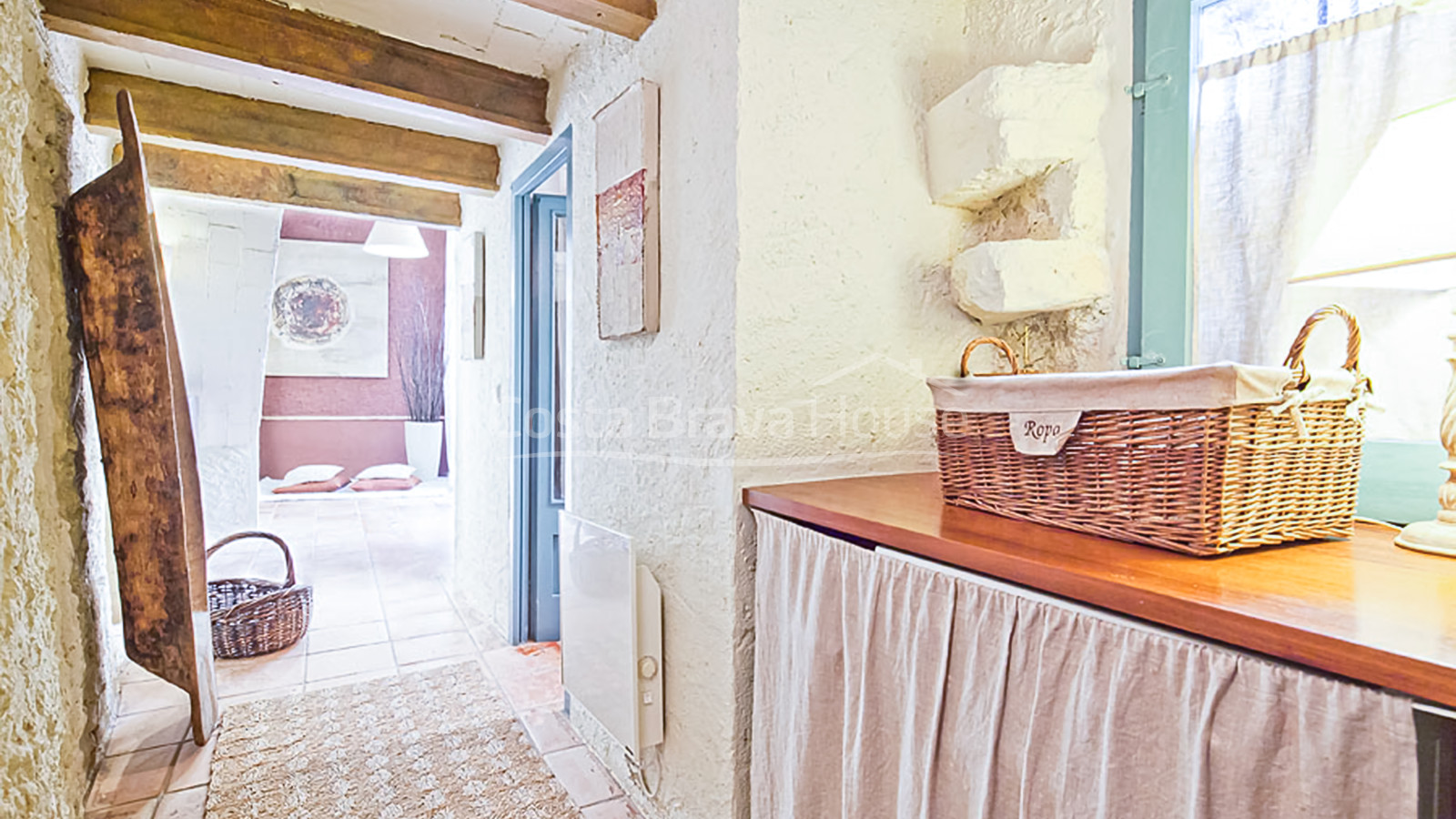 Confortable maison rustique en pierre rénovée à vendre à Ullastret, avec piscine et terrasse