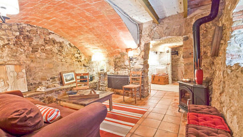 Confortable maison rustique en pierre rénovée à vendre à Ullastret, avec piscine et terrasse