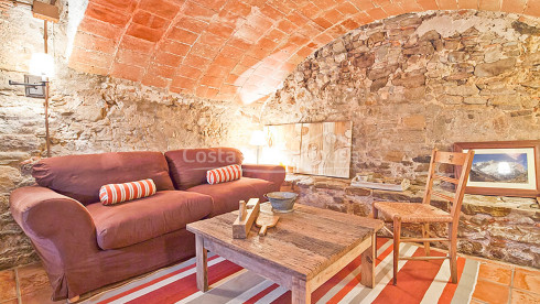 Acogedora casa rústica de piedra toda rehabilitada en venta en Ullastret, con piscina y terraza