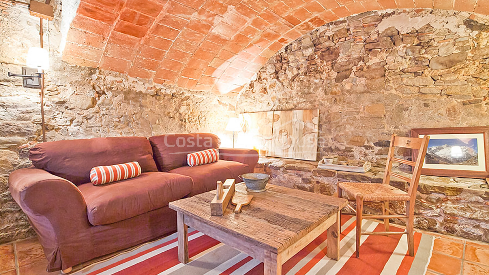 Confortable maison rustique en pierre rénovée à vendre à Ullastret, avec piscine et terrasse