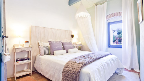 Confortable maison rustique en pierre rénovée à vendre à Ullastret, avec piscine et terrasse