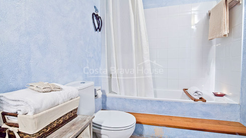 Confortable maison rustique en pierre rénovée à vendre à Ullastret, avec piscine et terrasse