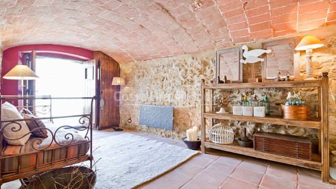 Confortable maison rustique en pierre rénovée à vendre à Ullastret, avec piscine et terrasse