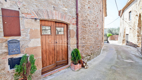 Confortable maison rustique en pierre rénovée à vendre à Ullastret, avec piscine et terrasse
