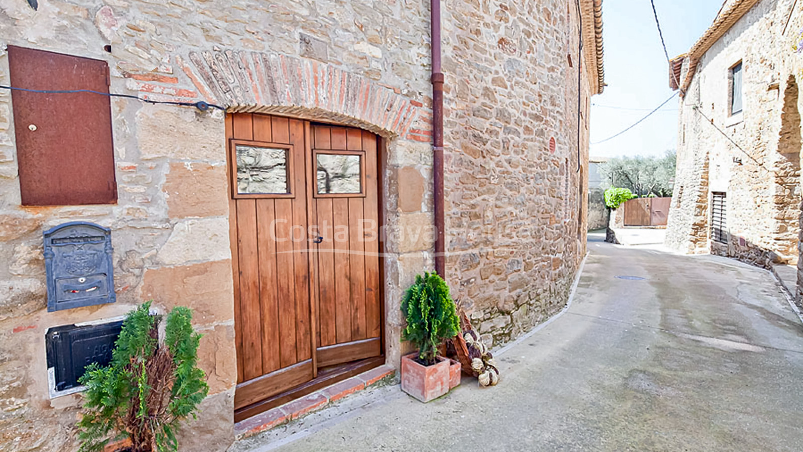 Cosy renovated rustic stone house for sale in Ullastret, with swimming pool and terrace