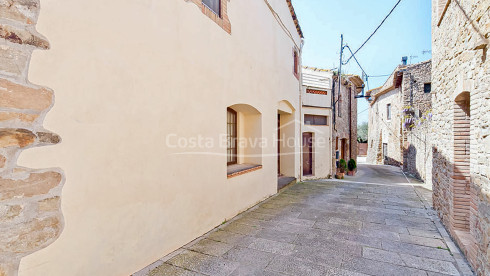 Confortable maison rustique en pierre rénovée à vendre à Ullastret, avec piscine et terrasse