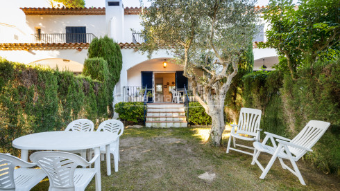 Townhouse for sale in Llafranc, with private garden and pool. Only 10 min walking to the beach