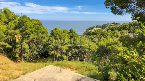 Terreno edificable con vistas al mar entre las playas de Tamariu y Aiguablava