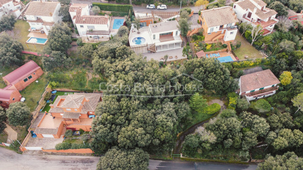 Terreny amb vistes al mar en venda a Begur, per edificar casa de fins a 342 m² amb garatge i piscina