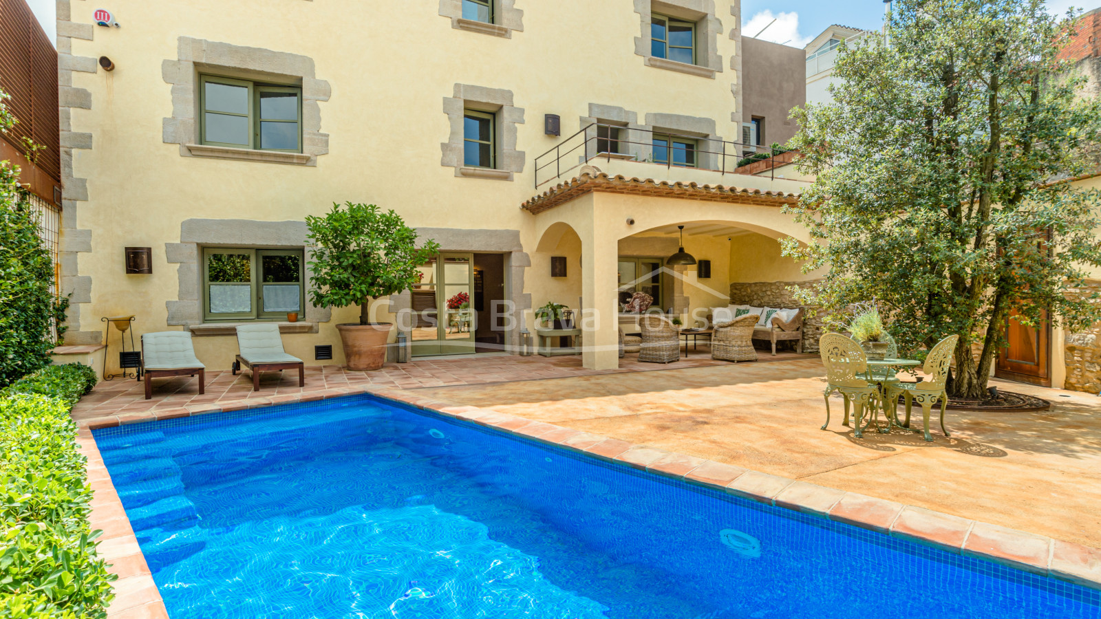 Completely refurbished townhouse for sale in Begur with 200 m² patio with swimming pool