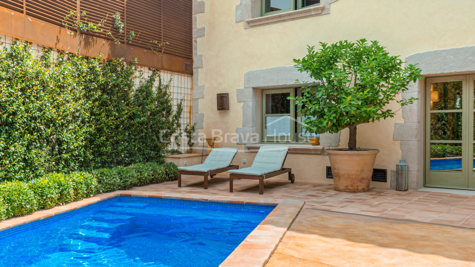 Maison de village entièrement rénovée à vendre à Begur avec 200 m² de cour avec piscine
