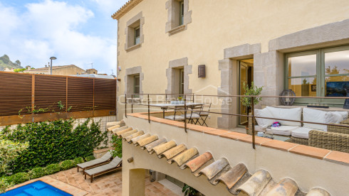 Maison de village entièrement rénovée à vendre à Begur avec 200 m² de cour avec piscine