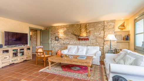 Completely refurbished townhouse for sale in Begur with 200 m² patio with swimming pool