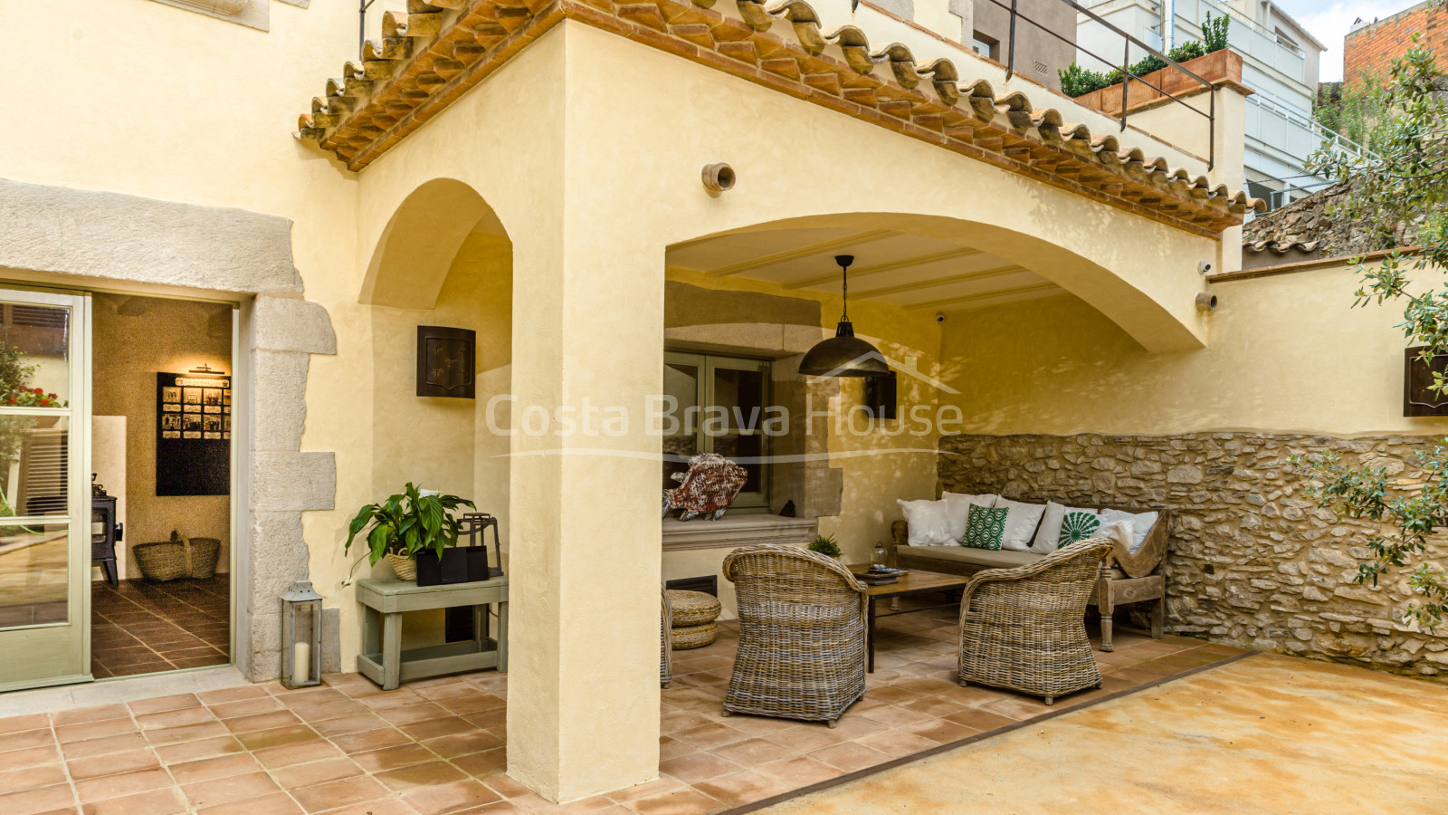 Completely refurbished townhouse for sale in Begur with 200 m² patio with swimming pool