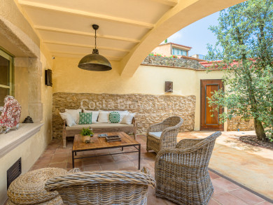 Casa de pueblo íntegramente reformada en venta en Begur con 200 m² de patio y piscina