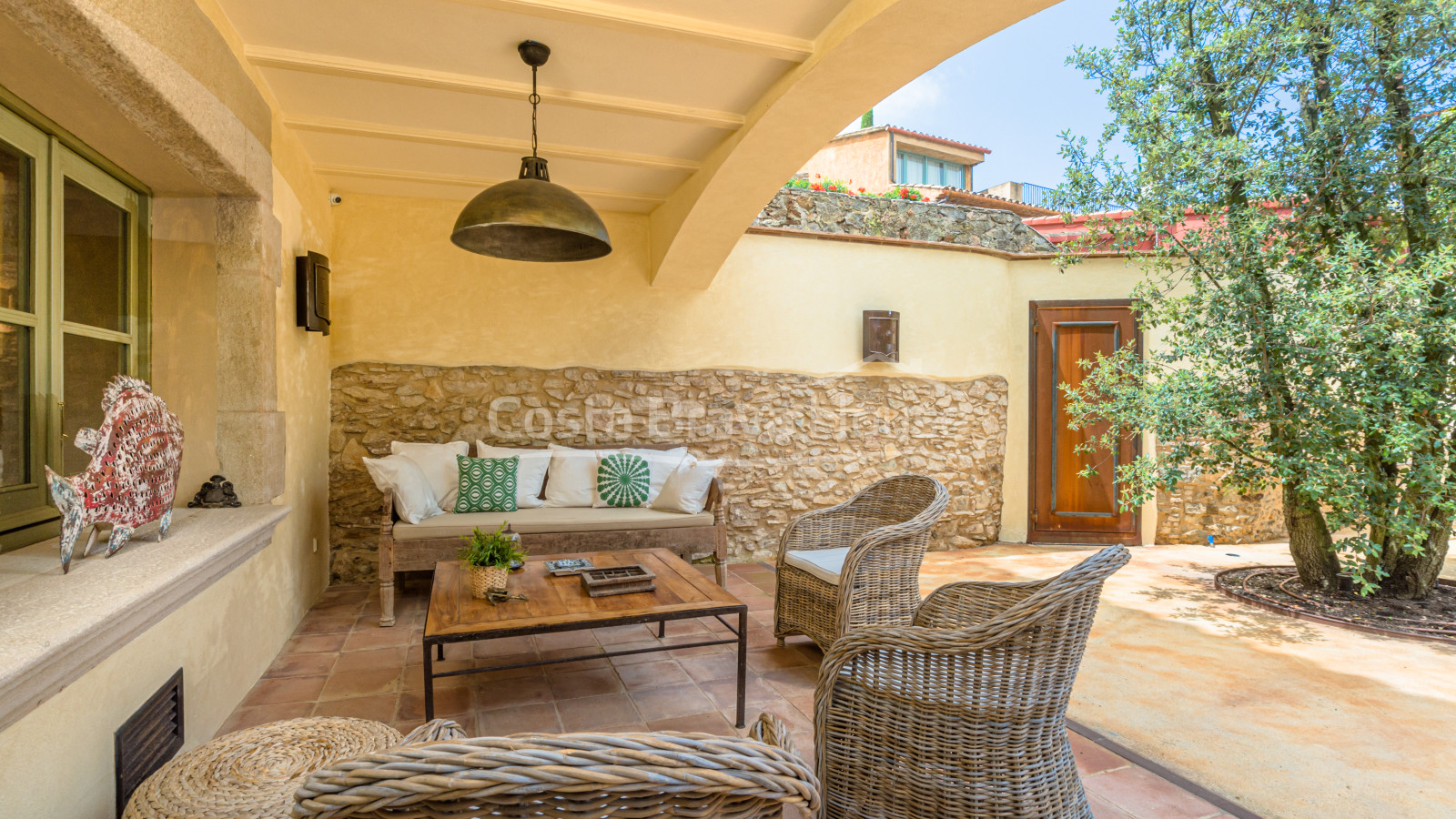 Maison de village entièrement rénovée à vendre à Begur avec 200 m² de cour avec piscine
