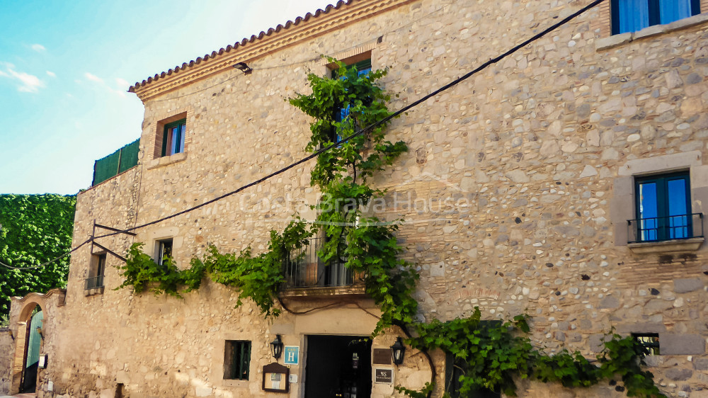 Casa señorial del S.XVII reconvertida en hotel en venta en Alt Empordà